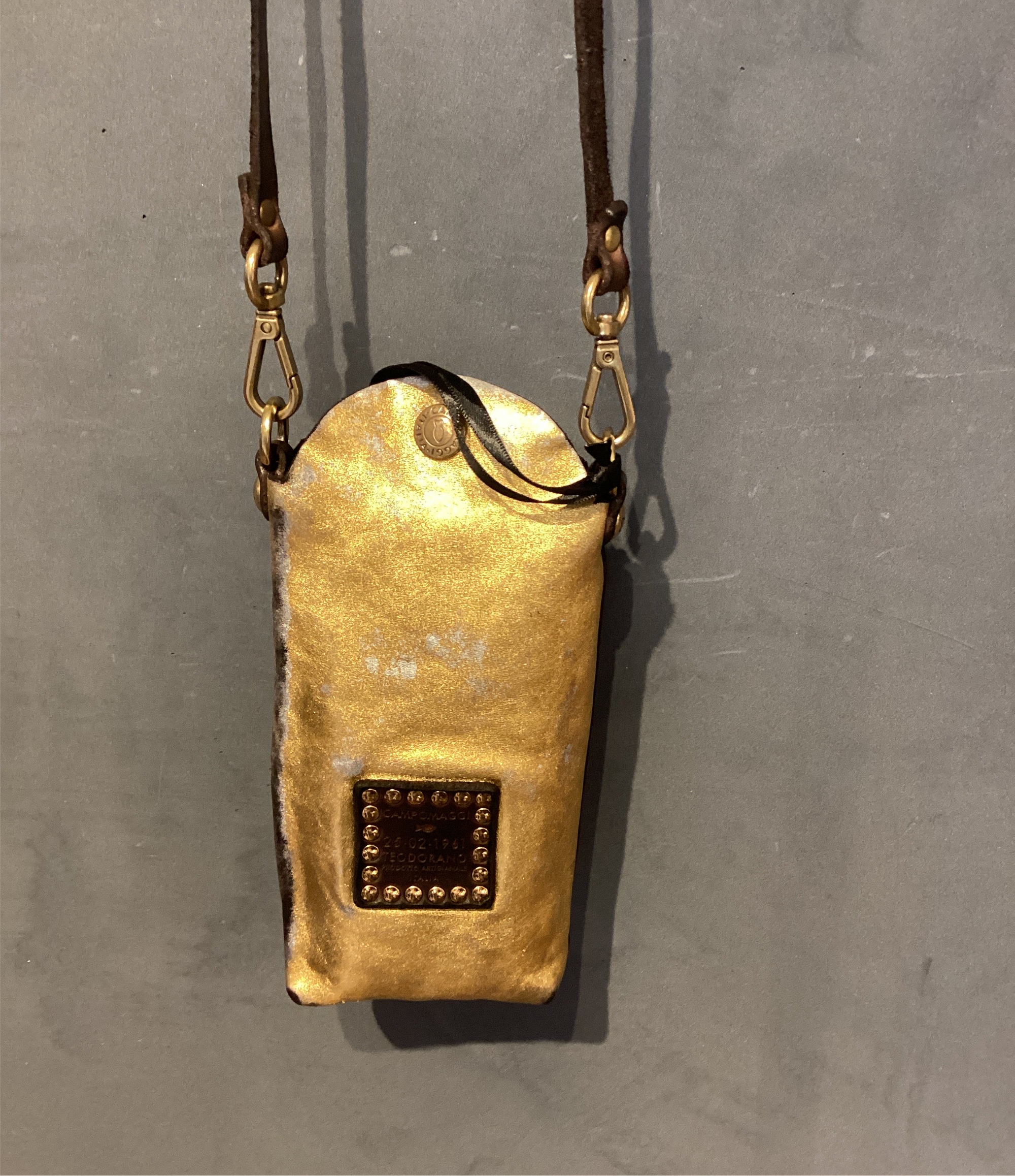 Virna. Phone Case. Gold laminated leather. X0029 F1902.