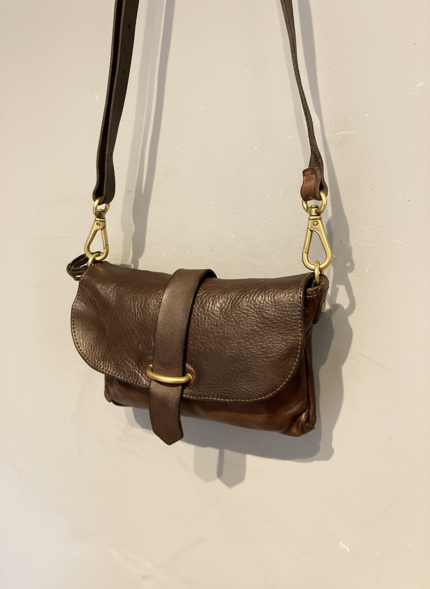 Elsa - Little Shoulder Bag. Leather. Color:  Brown. X0001 C1501