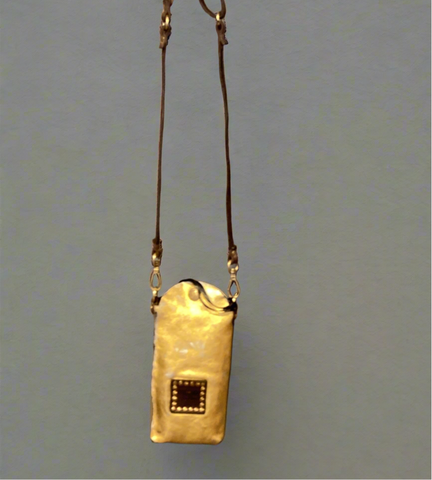 Virna. Phone Case. Gold laminated leather. X0029 F1902.