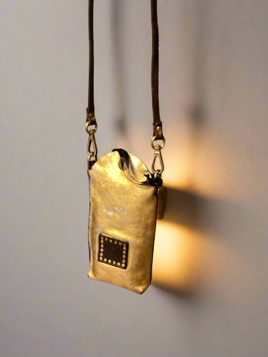 Virna. Phone Case. Gold laminated leather. X0029 F1902.